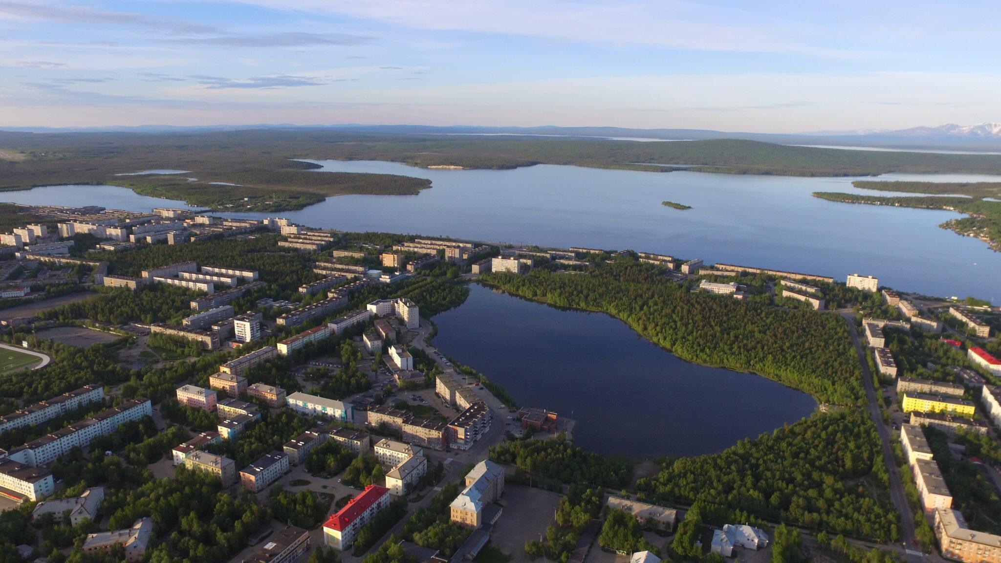 Найдено в мончегорске. Город Мончегорск. Г Мончегорск Мурманская область. Город Мончегорск Мурманской области фото. Новый микрорайон в Мончегорске.